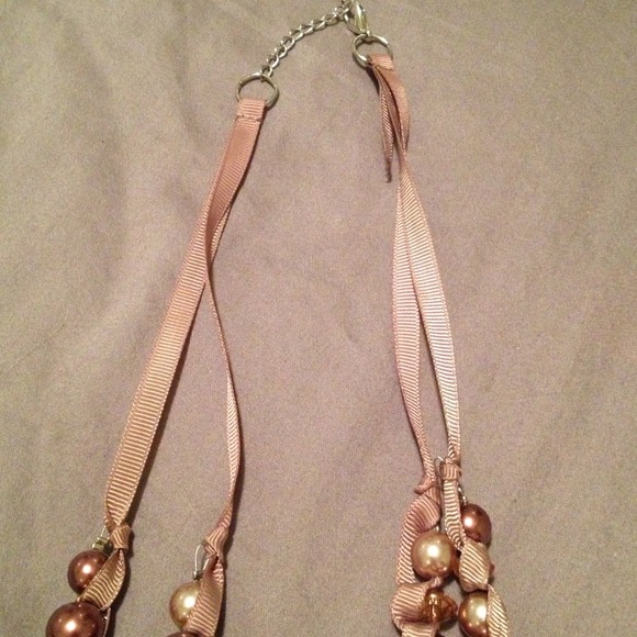 Pearl and lace necklace - great for work outfits! - Picture 2 of 2