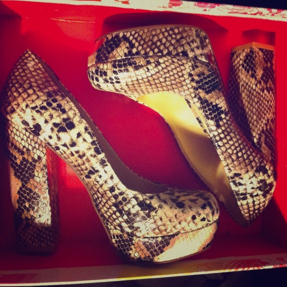 Size 7 women's snakeskin pumps