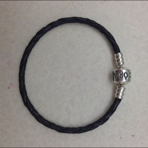 Single wrap PANDORA black leather bracelet. New!!