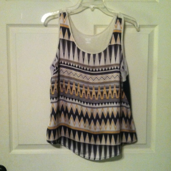 a.n.a Size L Aztec top