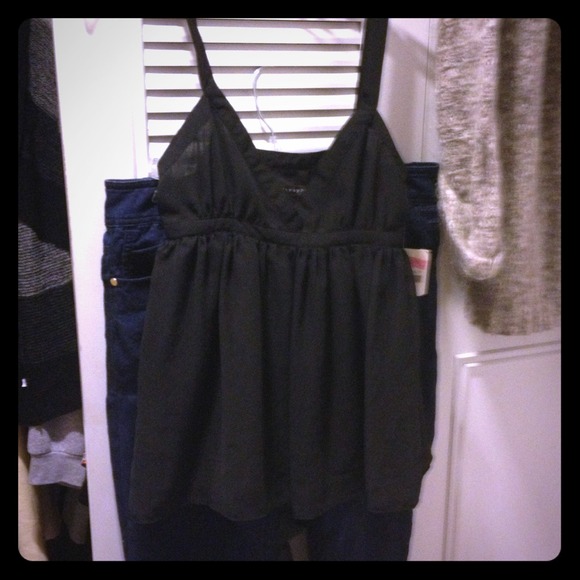 New with tags very cute black size 2 top.
