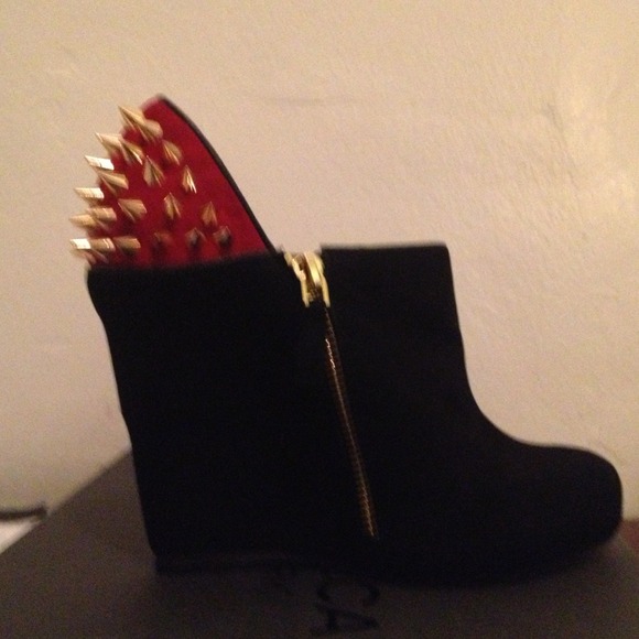 Messeca New York spiked wedges