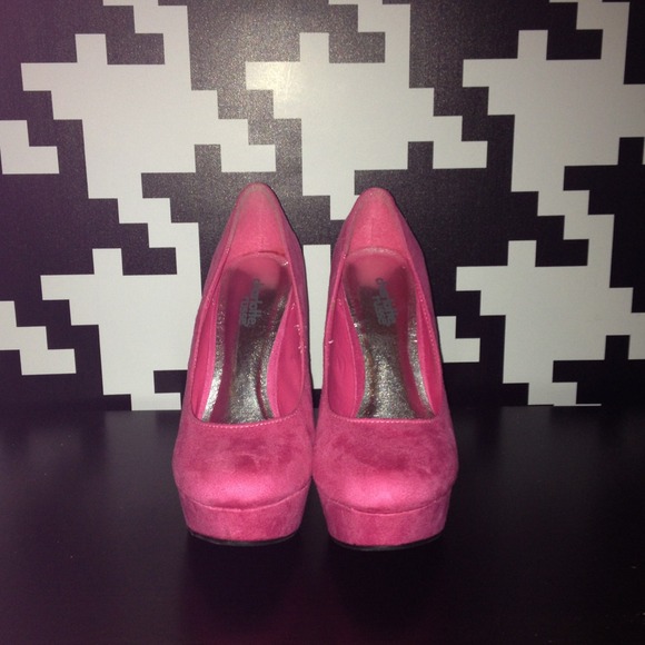 Brand new bubble gum pink pumps!