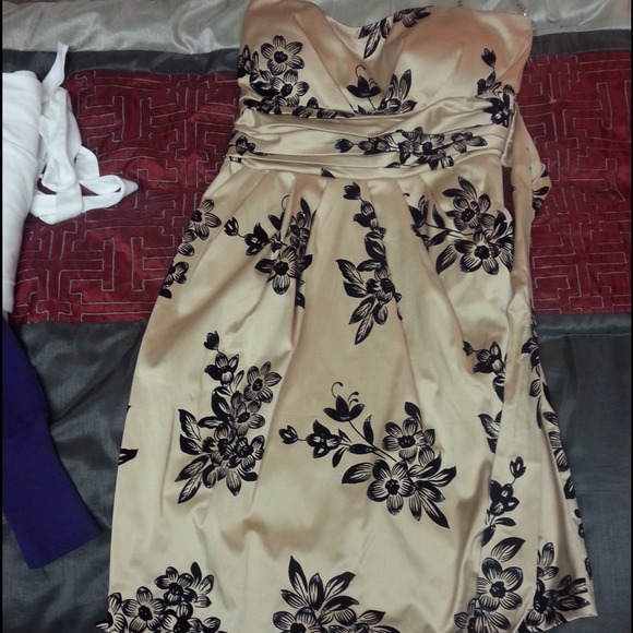 Reduced🎋Designed dress⚡️⚡️ host pick👍 yeaaaah - Picture 2 of 3