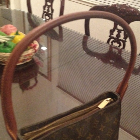 Additional pics of the LV Medium Looping Bag - Picture 2 of 4