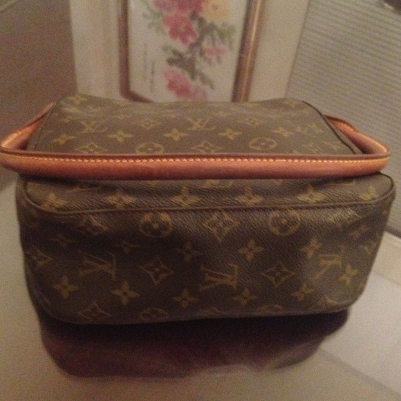 Additional pics of the LV Medium Looping Bag - Picture 4 of 4