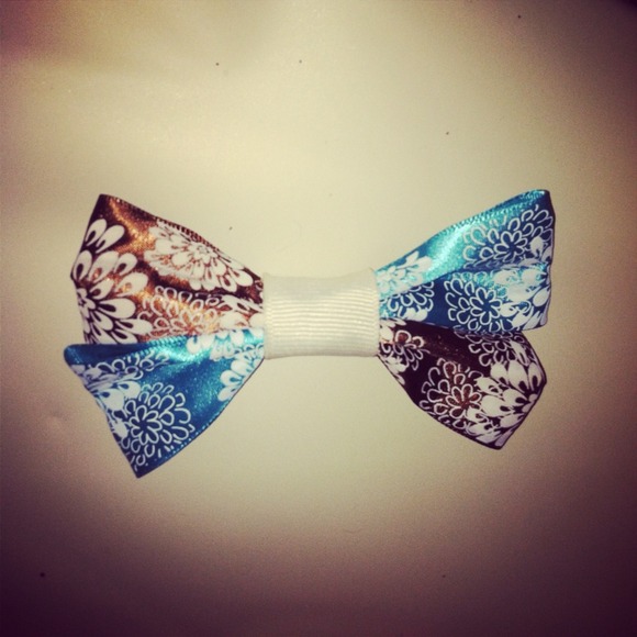 Silk feel white and brown floral bow