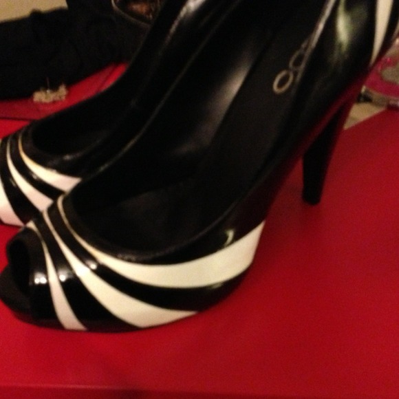 Aldo black&white striped patent leather peep toe - Picture 3 of 4