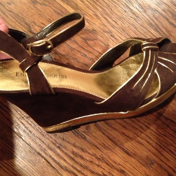 Brown gold wedge