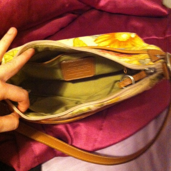 Floral printed Fossil purse. - Picture 4 of 4