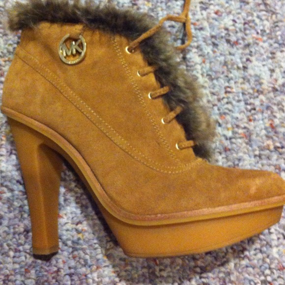 ⬇Authentic MK Boots