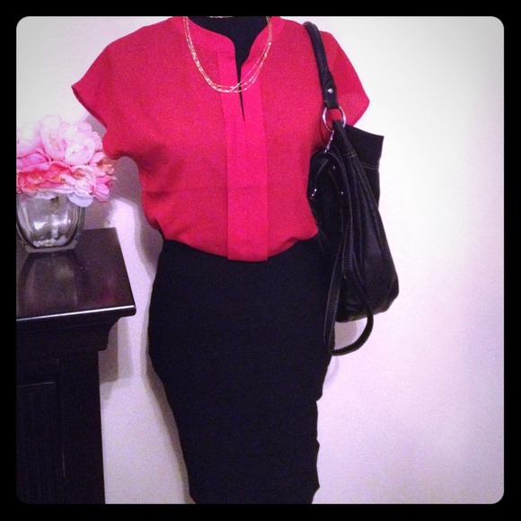 🚫SOLD🚫w/bundle🚫Reserved🚫🎀Dressy red top🎀