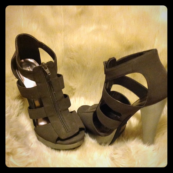 -SOLD- Forever21 Zip-up Grey Pumps