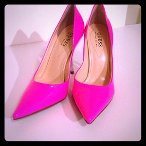👠SOLD👠🎊🎉Guess hot pink high heels