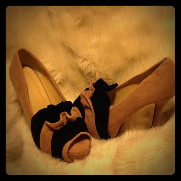 SOLD!!! BNWOT Taupe Suede Pumps w/ black detail
