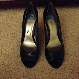 Black leather Peep toe pumps