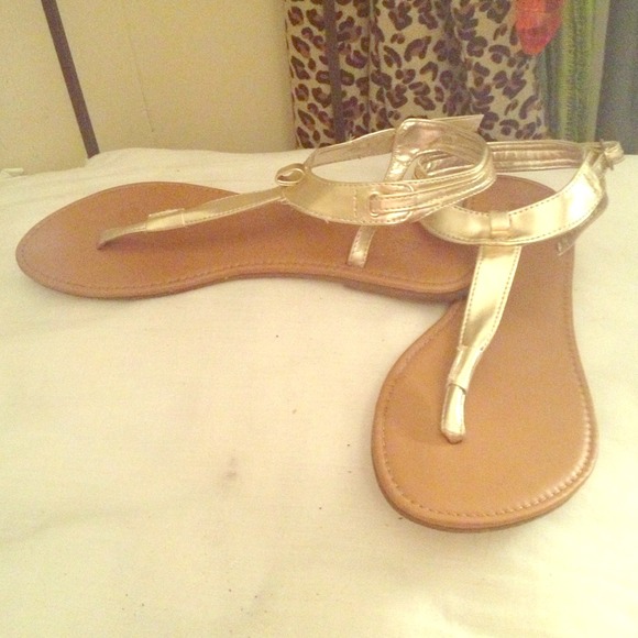 Shoes - Gold sandals 🔴 Traded 🔴