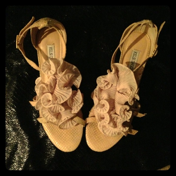 Super chic Kelsi Dagger Sandals! Size 7!