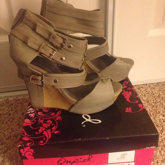 Grey wedges