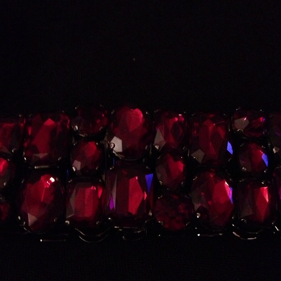 Red large stones stretch bracelet
