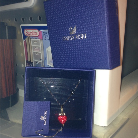 Swarovski Heart Shape Necklace - Picture 1 of 3