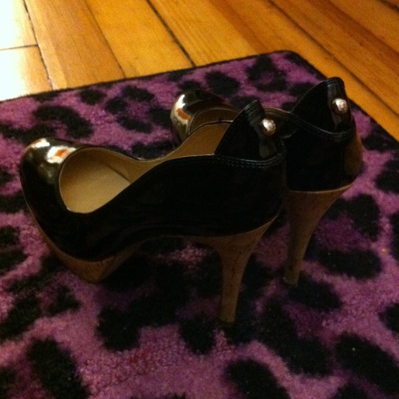 Guess - Picture 2 of 4