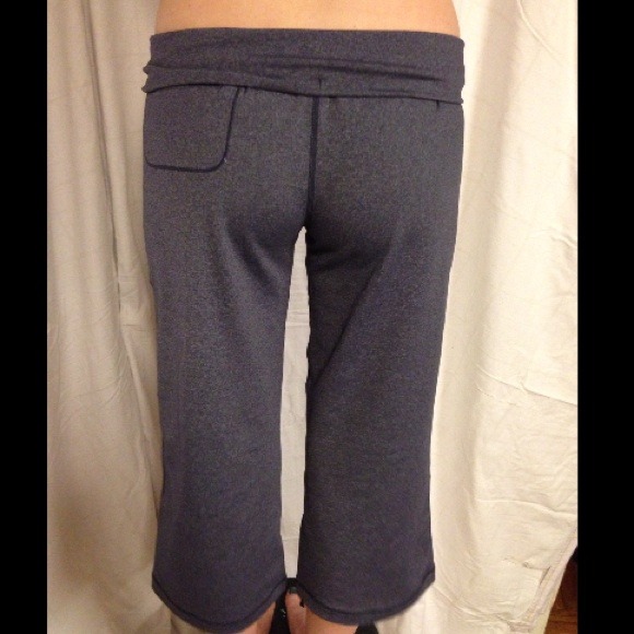 Adorable loose-fitting LULULEMON crops! - Picture 2 of 2