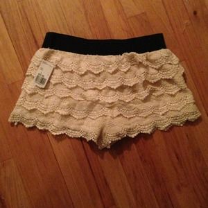 NWT Forever 21 crochet/lace shorts in ivory large