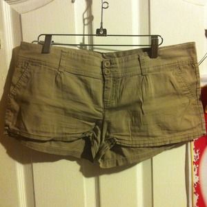Loose fitting Khaki Shorts