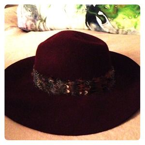 Lucky brand floppy felt hat w feather band