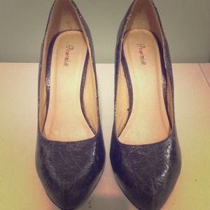 Women black platform shoes