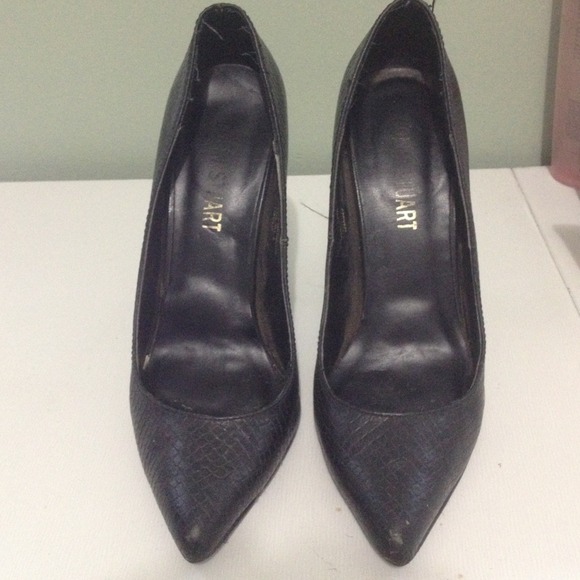 Black pumps