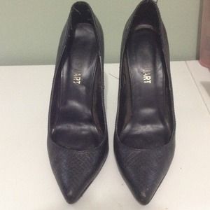 Black pumps