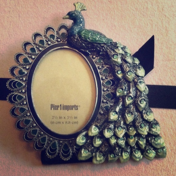 Beautiful 2.5"x3.5" oval picture frame.