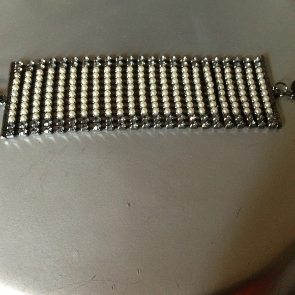 Express faux pearl and rhinestone bracelet - Picture 2 of 2