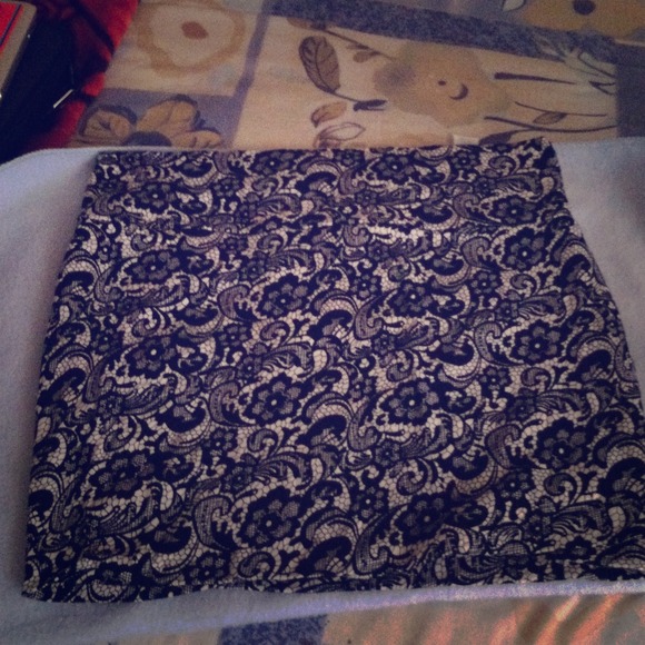 Fitted black and white skirt - Picture 1 of 2