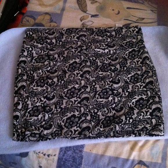 Fitted black and white skirt - Picture 2 of 2