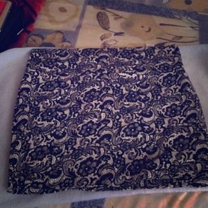 Fitted black and white skirt