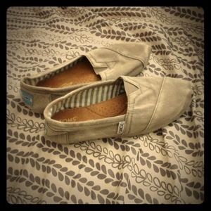 Reserved! Gray toms. ❌NO TRADES❌