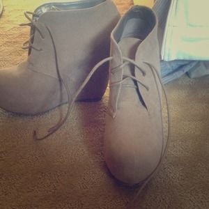 👠🎀Taupe wedge lace up booties🍒🍉