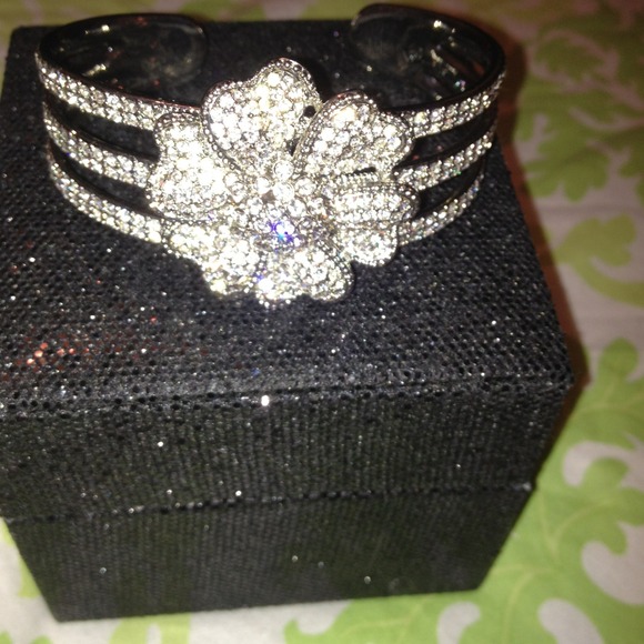 Bendable silver crystal flower bracelet