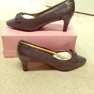 GRAY LEATHER, SOFT STYLE PUMPS BY HUSH PUPPIES!