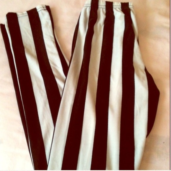 💌SOLD💌Black & white stripe leggings