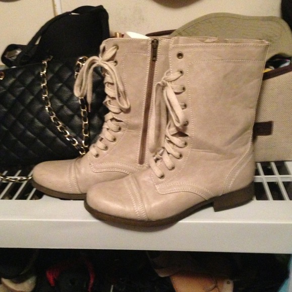 AE boots  off white size 9!!!'