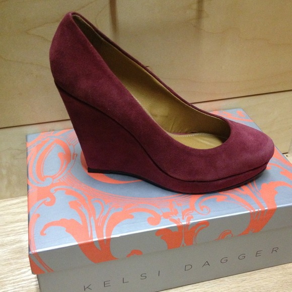 💗💖👍brand new Kelsi Dagger red suede wedges!