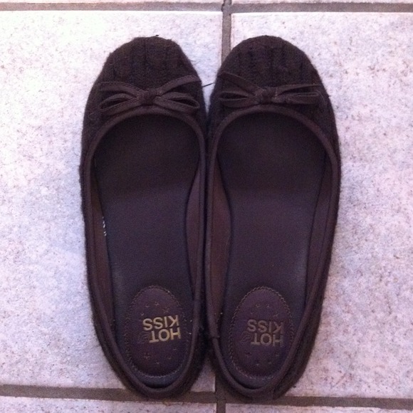 SOLD!!!! -Hot kiss flats