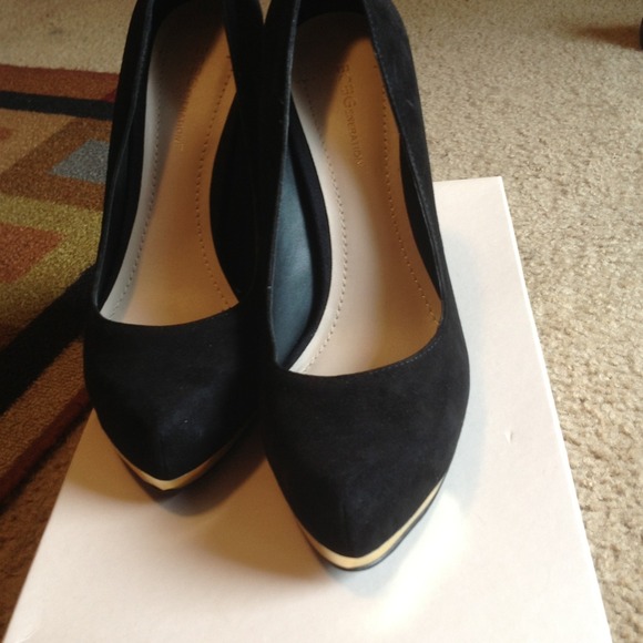 Classy Black BCBG pumps