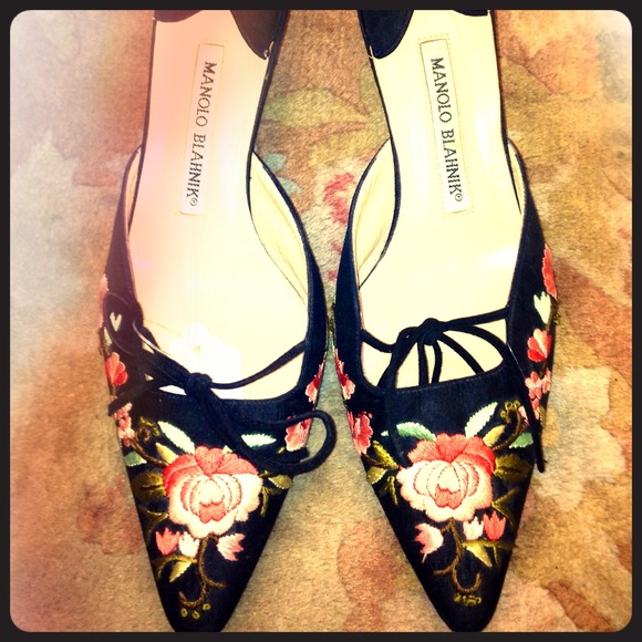 Manolo Blahnik Shoes - Manolo Blahnik  Blk mules 37  / 7