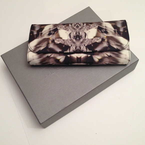 💀HOST PICK!!💀Alexander McQueen Clutch 😍