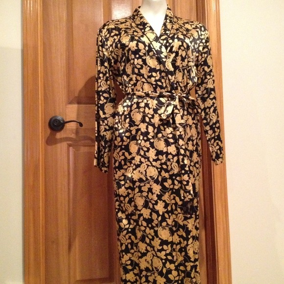Victoria's Secret Robe. NWOT. Reduced!